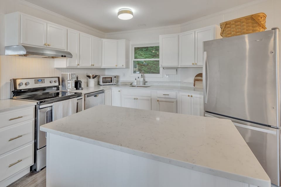 Cabin, 4 Bedrooms | Private kitchen | Coffee/tea maker, fridge, oven, toaster
