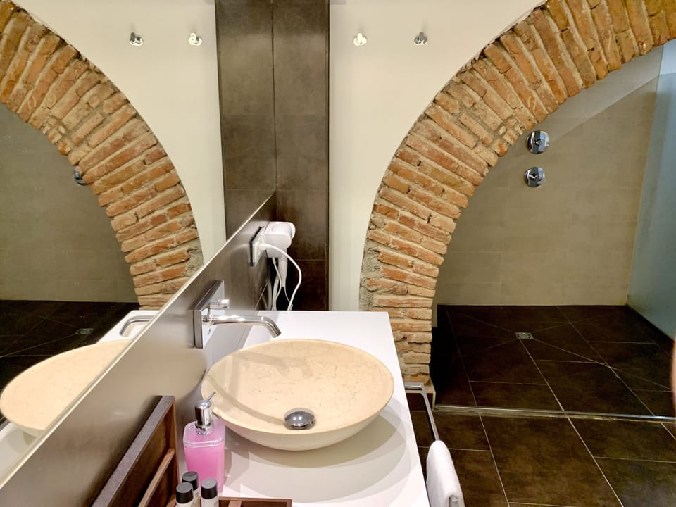 Deluxe Studio Suite | Minibar, in-room safe, free WiFi, bed sheets