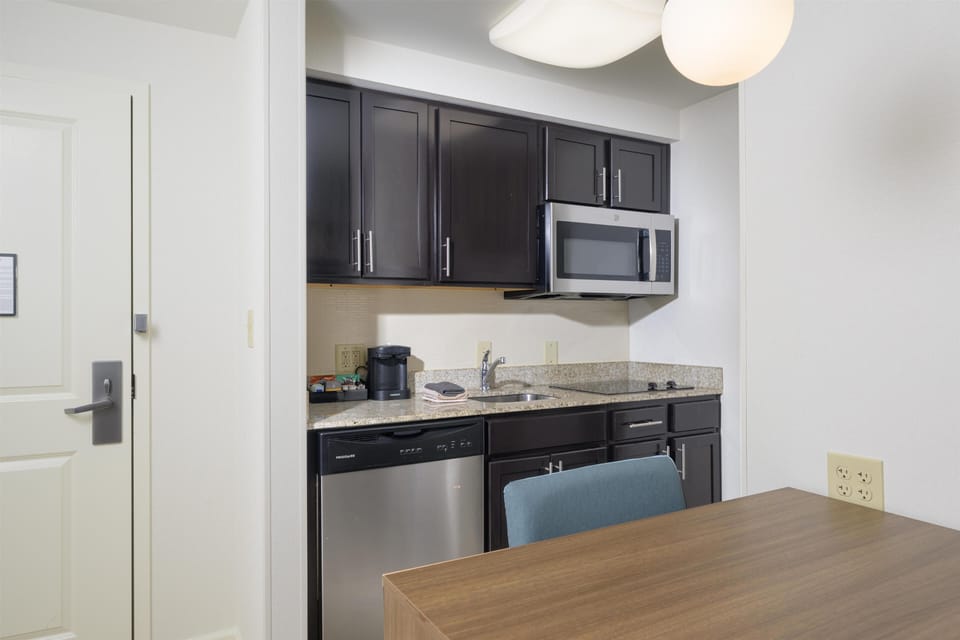 Full-size fridge, microwave, dishwasher, coffee/tea maker