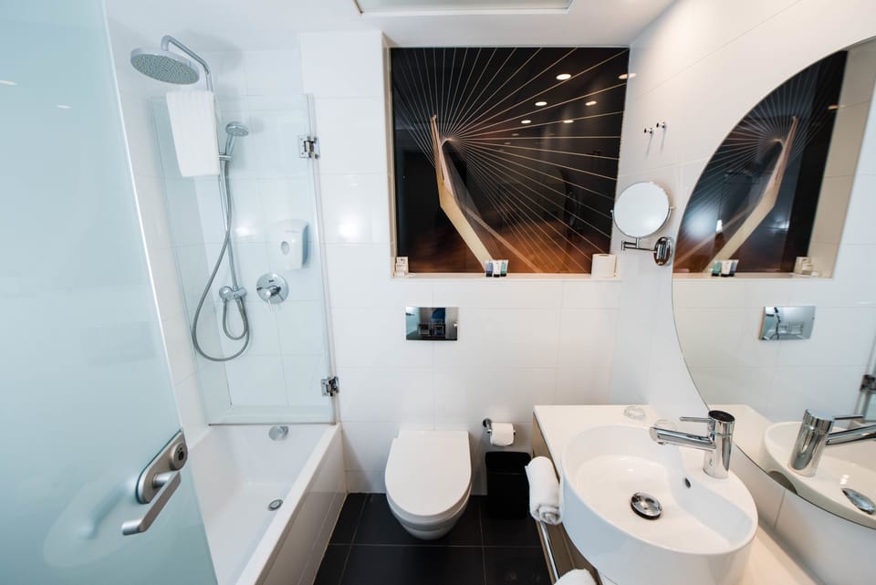 Classic Room | Bathroom | Hair dryer, towels