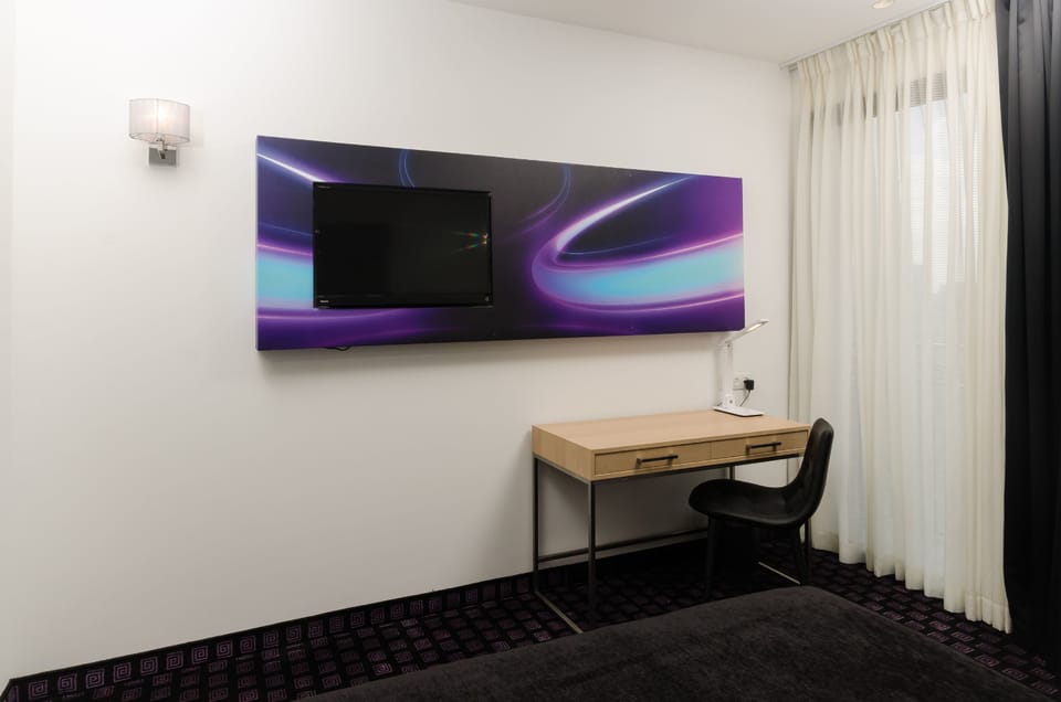 32-inch LCD TV with cable channels, TV