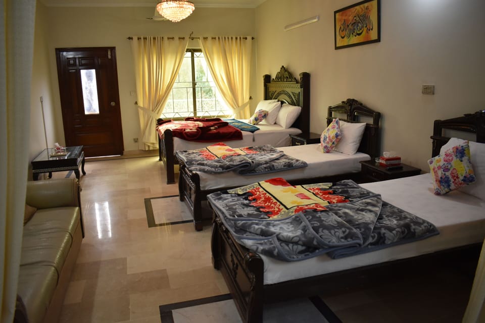 Family Room | Laptop workspace, soundproofing, WiFi (free)