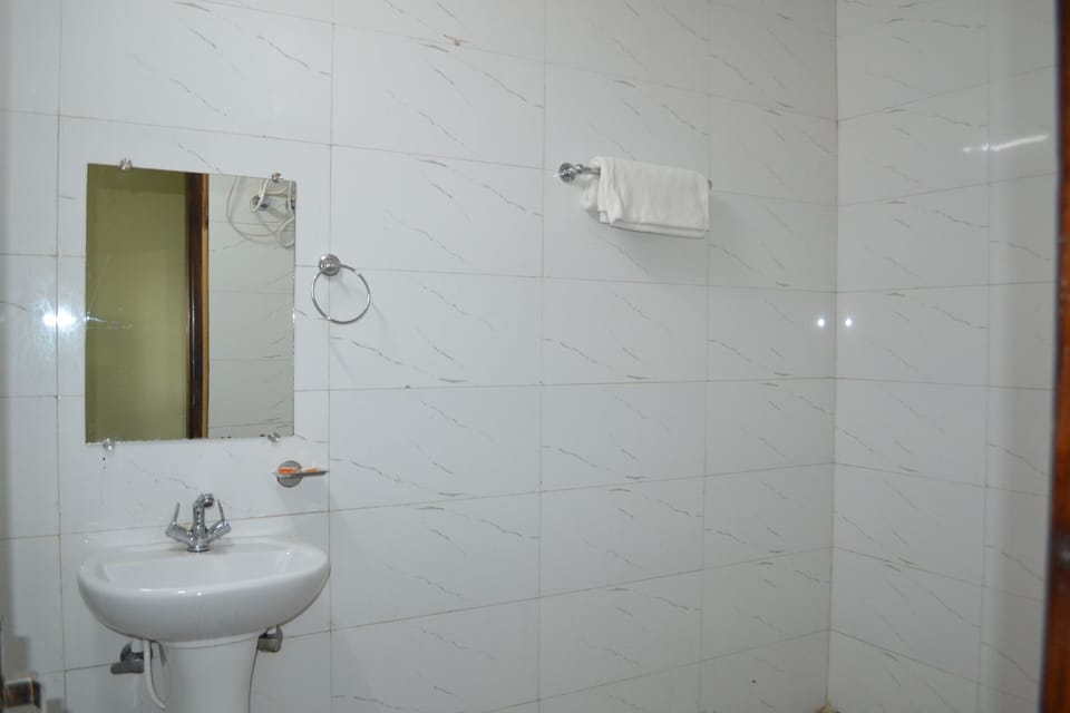 Deluxe Room | Bathroom | Shower, towels