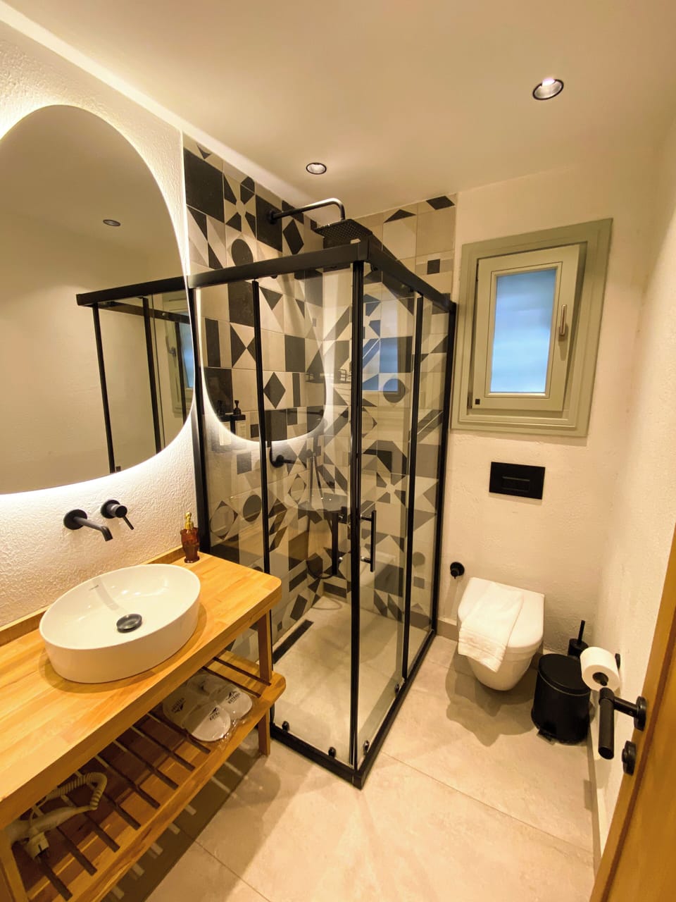 Shower, hydromassage showerhead, hair dryer, slippers