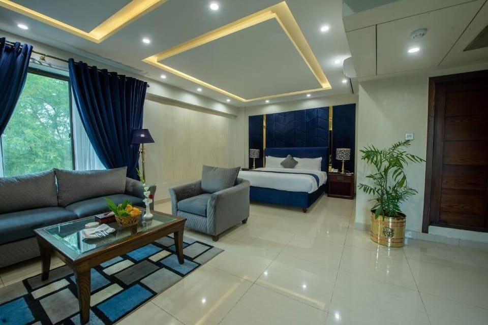 Premier Room, Mountain View | Premium bedding, desk, laptop workspace, soundproofing