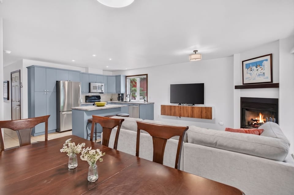 Chalet, 4 Bedrooms (146 Borealis) | In-room dining
