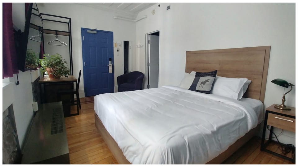 Room, 1 Double Bed, Private Bathroom | Blackout drapes, iron/ironing board, free WiFi, bed sheets
