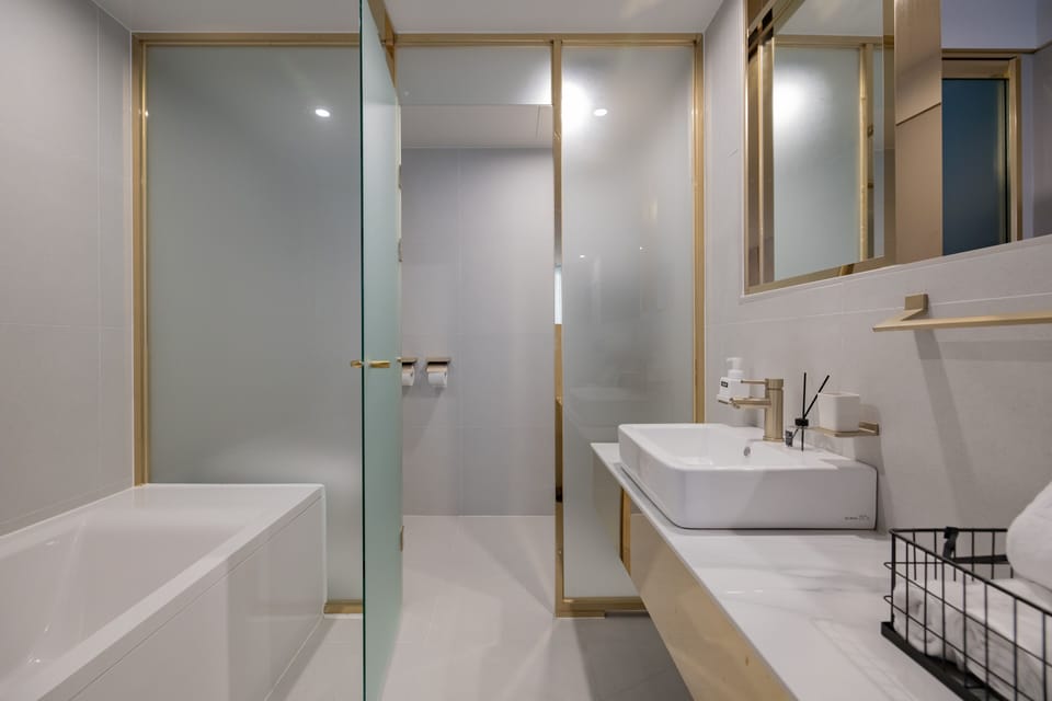 Deluxe Double Room | Bathroom | Shower, free toiletries, hair dryer, bathrobes