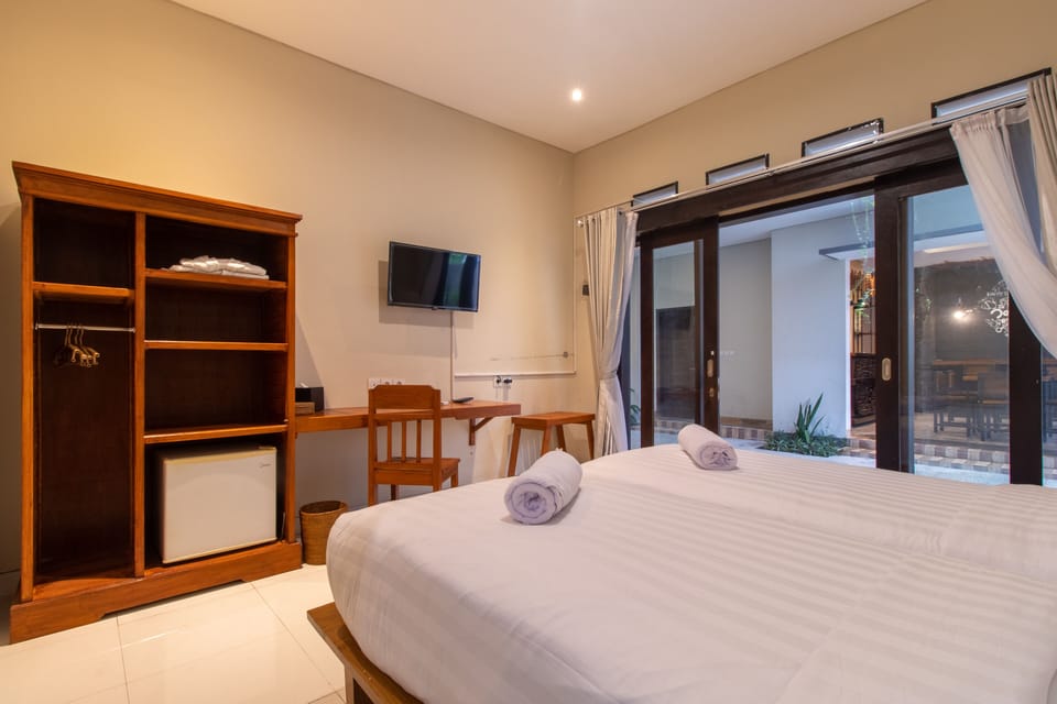 Deluxe Twin Room, 2 Twin Beds, Non Smoking, Private Bathroom | Desk, laptop workspace, soundproofing, free WiFi