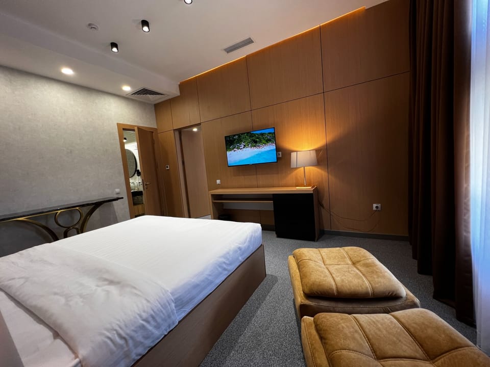 City Suite, City View | Minibar, in-room safe, desk, laptop workspace