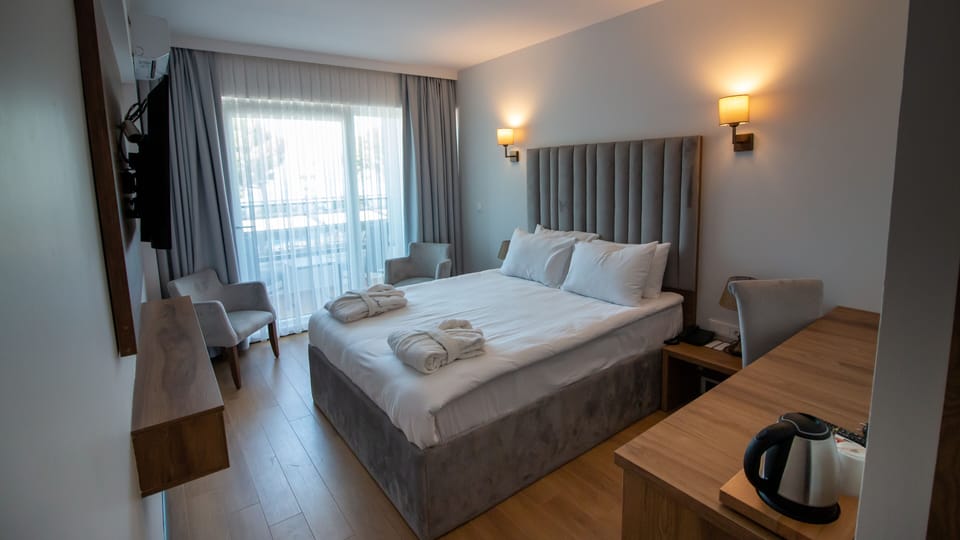 Standard Double Room, Lake View | Egyptian cotton sheets, premium bedding, free minibar items