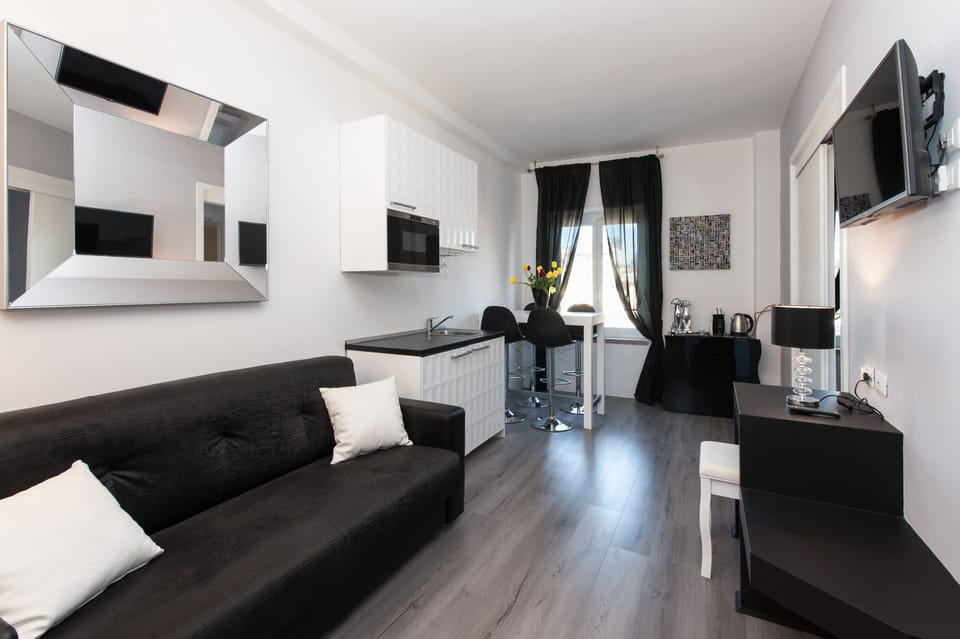 Suite | Living area | 32-inch flat-screen TV with digital channels, TV