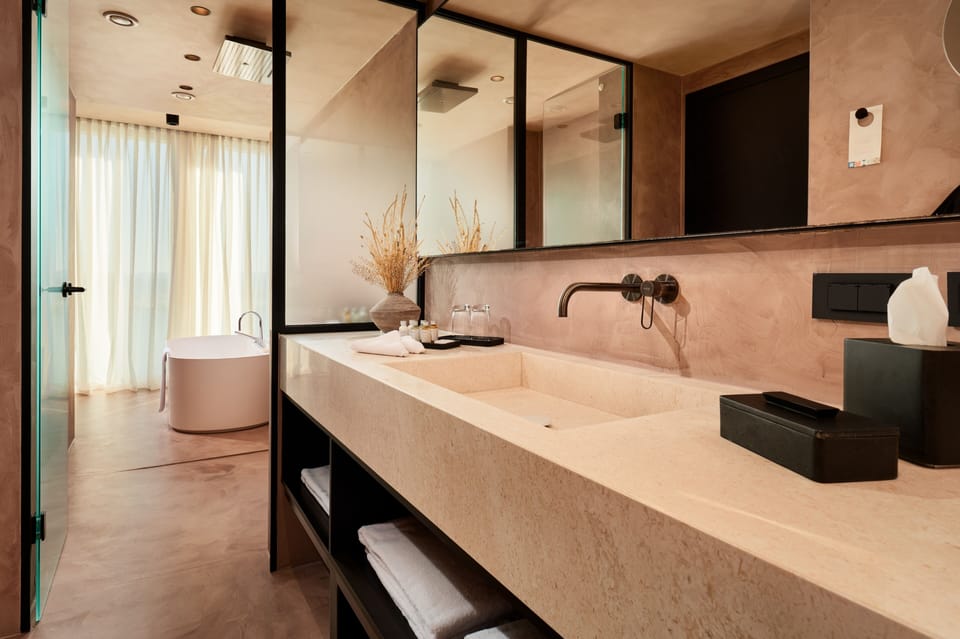 Ambasador Suite with Sea View | Bathroom | Combined shower/tub, rainfall showerhead, hair dryer, bathrobes