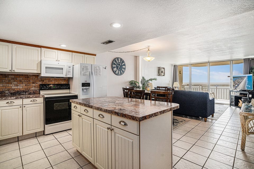 Condo, 2 Bedrooms | Private kitchen | Fridge, oven, coffee/tea maker, toaster