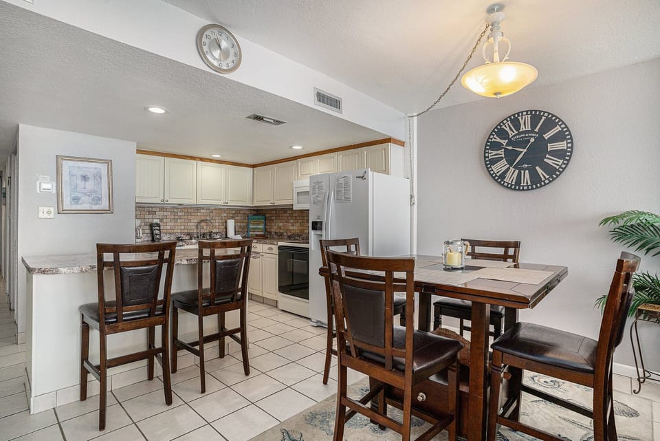 Condo, 2 Bedrooms | Dining