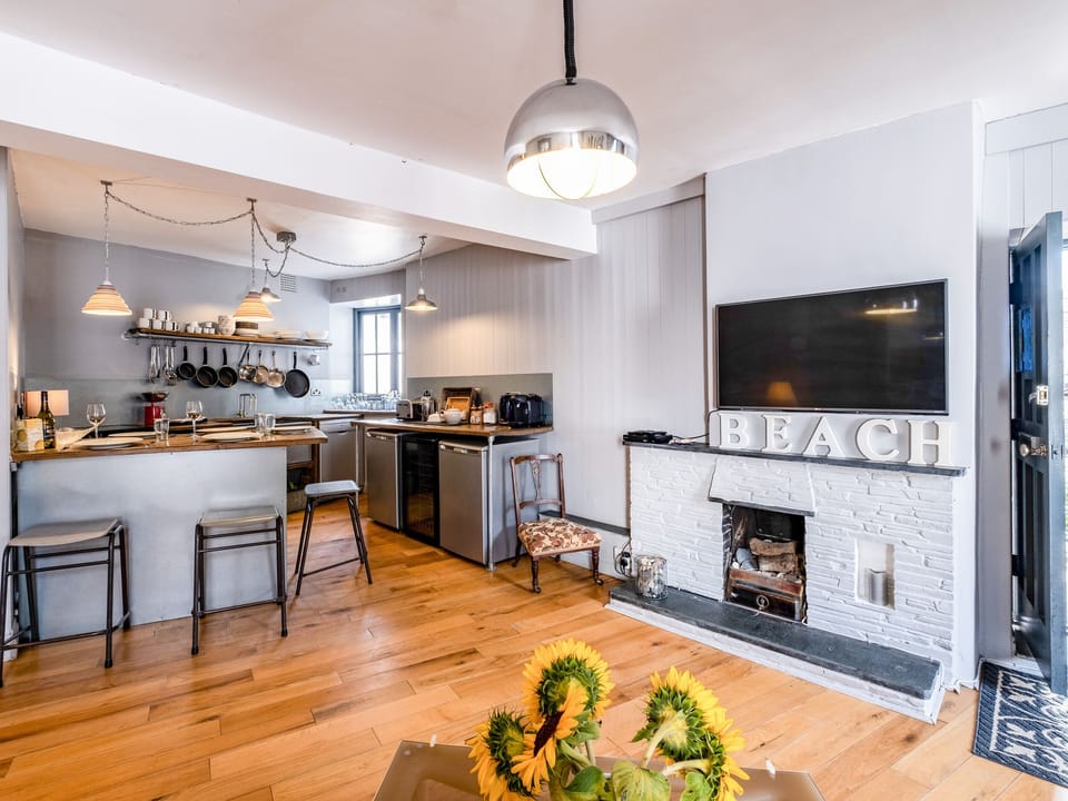 Cottage | Private kitchen | Fridge, electric kettle, toaster, cookware/dishes/utensils