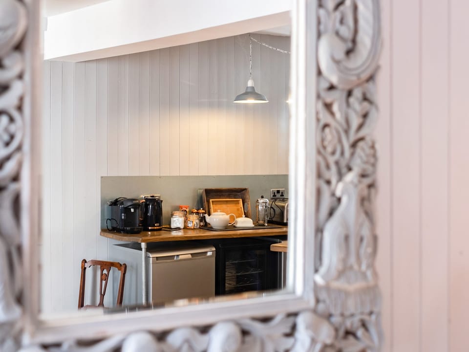 Cottage | Private kitchen | Fridge, electric kettle, toaster, cookware/dishes/utensils