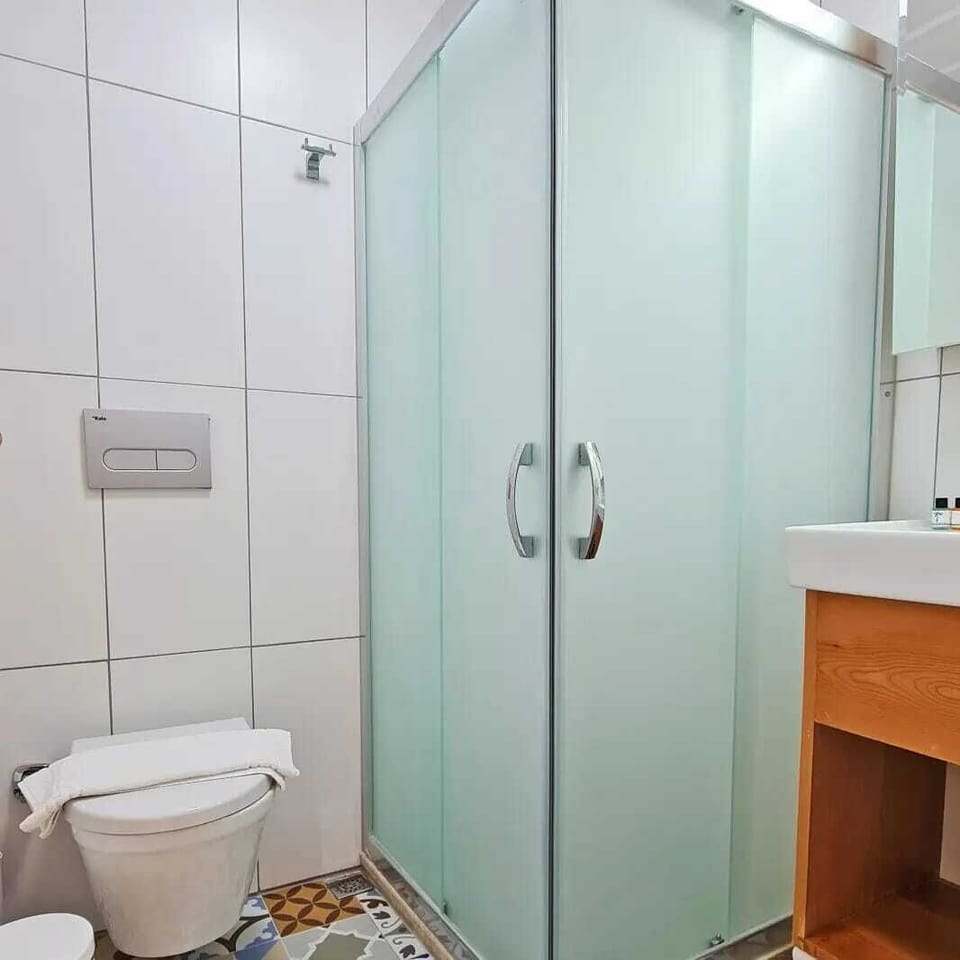 Double Room | Bathroom | Combined shower/tub, rainfall showerhead, free toiletries, hair dryer