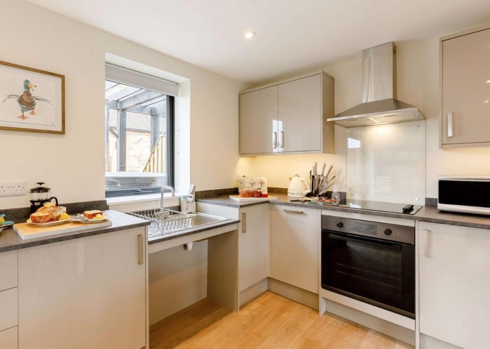 Cottage | Private kitchen | Fridge, microwave, oven, stovetop