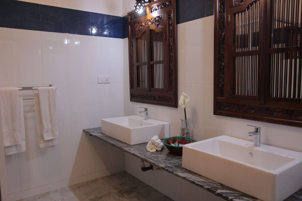 Shower, hydromassage showerhead, free toiletries, hair dryer