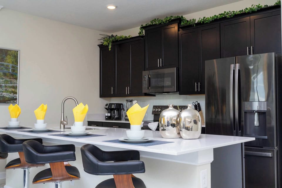 Townhome | Private kitchen | Full-size fridge, microwave, oven, stovetop