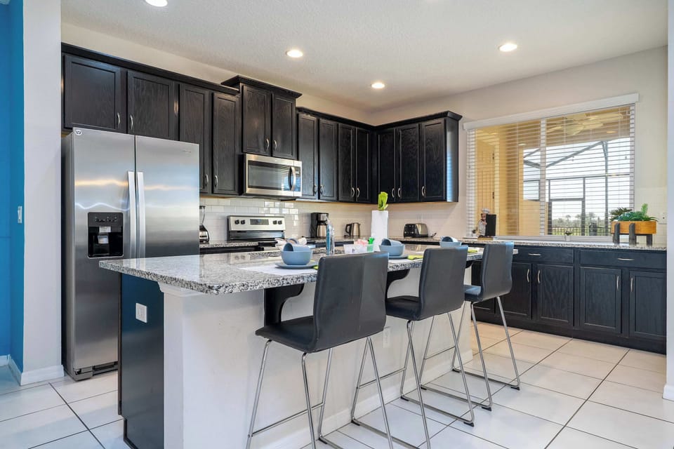 Townhome | Private kitchen | Full-size fridge, microwave, oven, stovetop