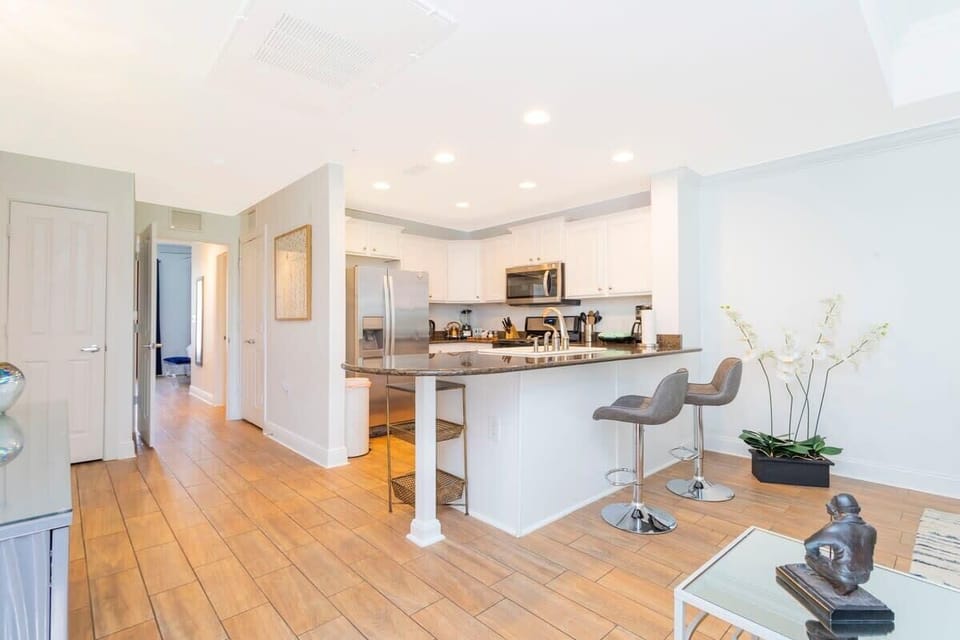 Townhome | Private kitchen | Full-size fridge, microwave, oven, stovetop