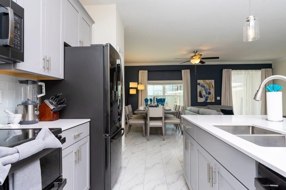 Townhome | Private kitchen | Full-size fridge, microwave, oven, stovetop