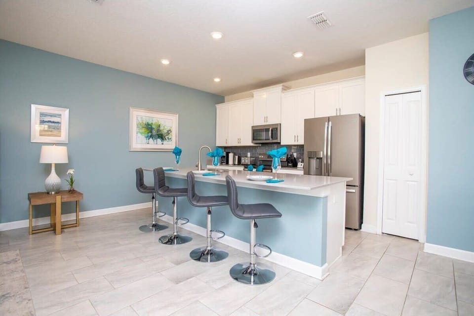 Townhome | Private kitchen | Full-size fridge, microwave, oven, stovetop