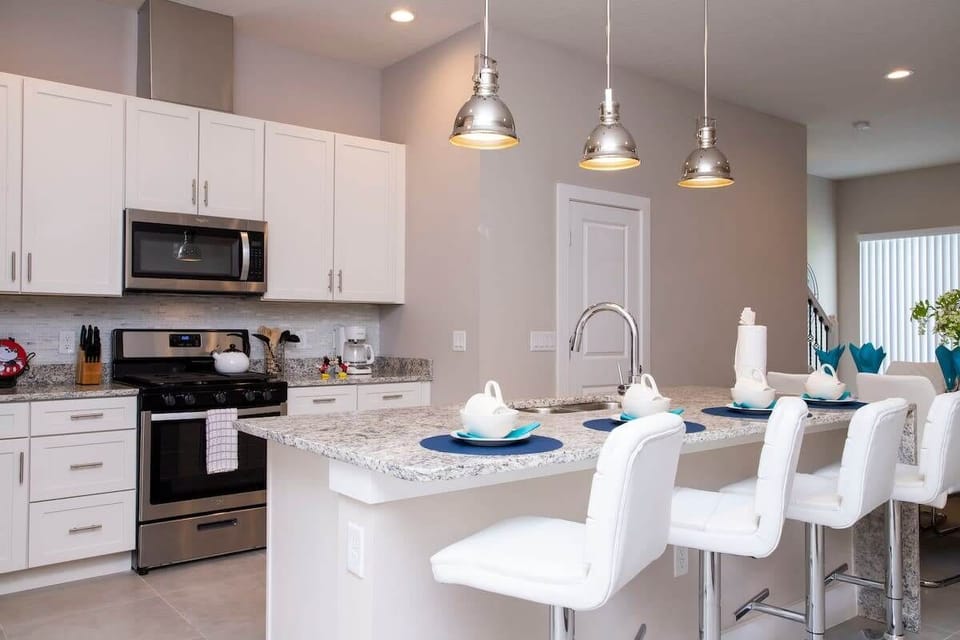 Townhome | Private kitchen | Full-size fridge, microwave, oven, stovetop