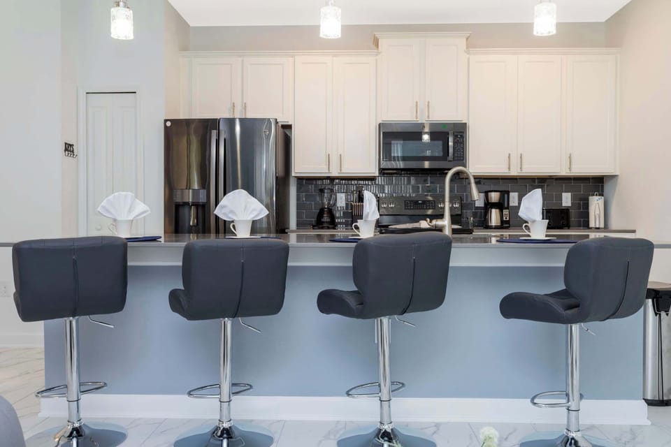 Townhome | Private kitchen | Full-size fridge, microwave, oven, stovetop