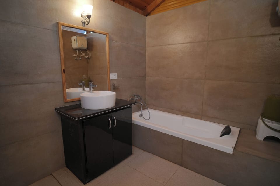 Deluxe Villa | Bathroom | Deep soaking tub, rainfall showerhead, free toiletries, towels