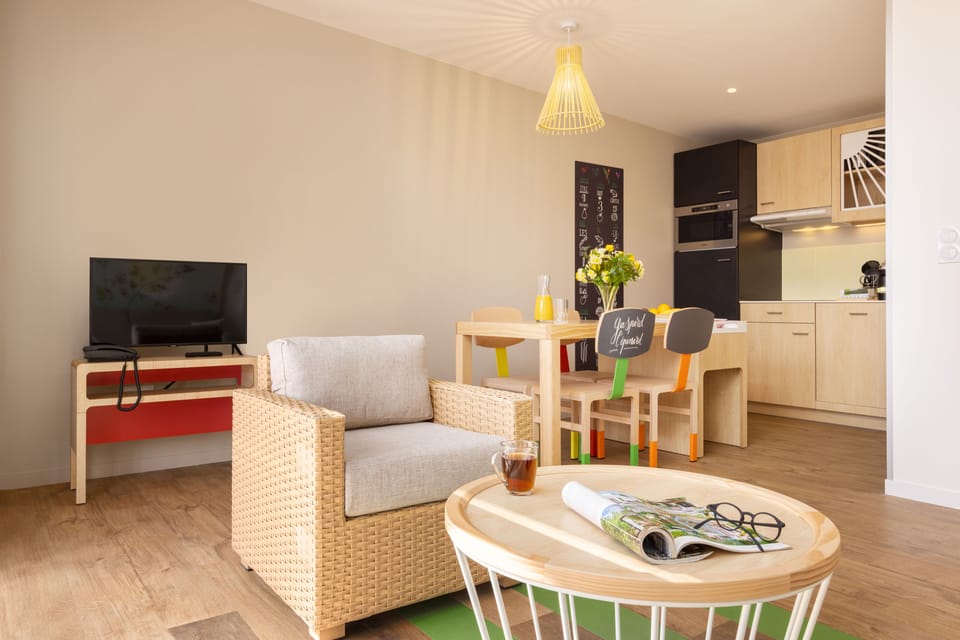 Cottage Comfort 2 personnes | Living area | 9-inch flat-screen TV with digital channels, TV
