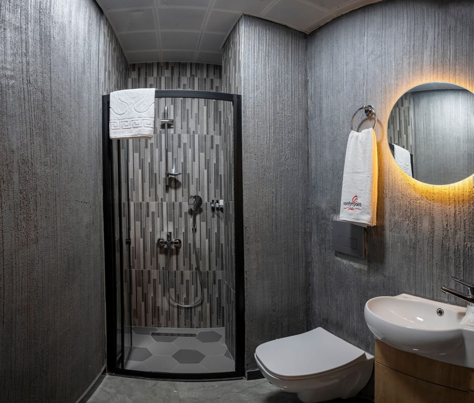 Deluxe Single Room | Bathroom | Shower, rainfall showerhead, hair dryer, slippers