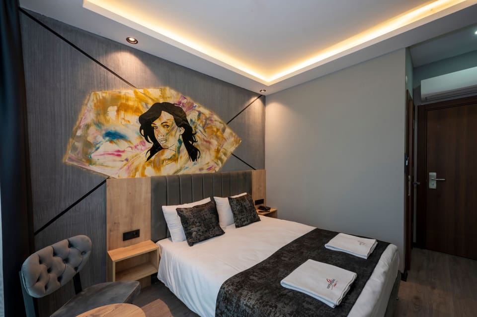 Deluxe Double Room | Minibar, in-room safe, desk, laptop workspace