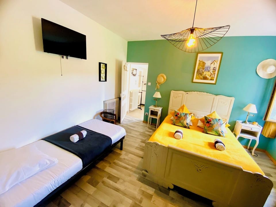 Soundproofing, travel crib, free WiFi