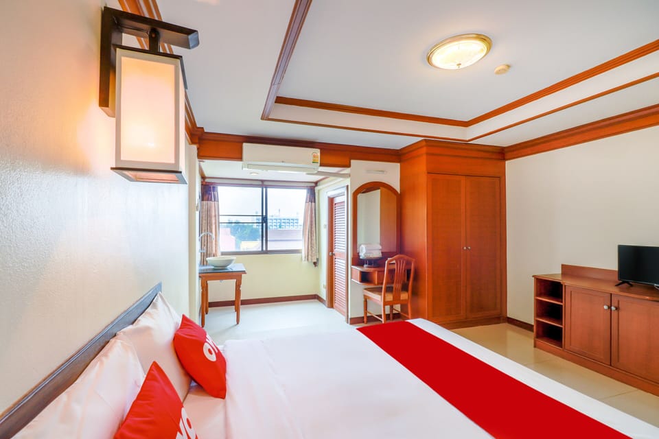 Deluxe Double Room | Minibar, desk, WiFi (free)