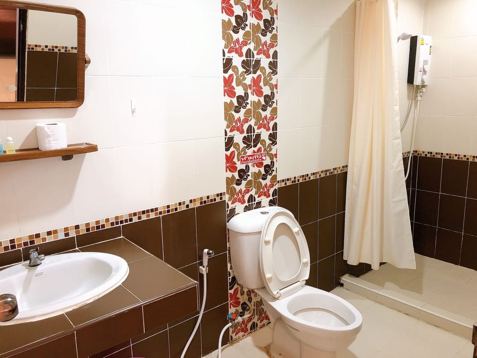 Family Triple Room | Bathroom | Shower, free toiletries, hair dryer, towels