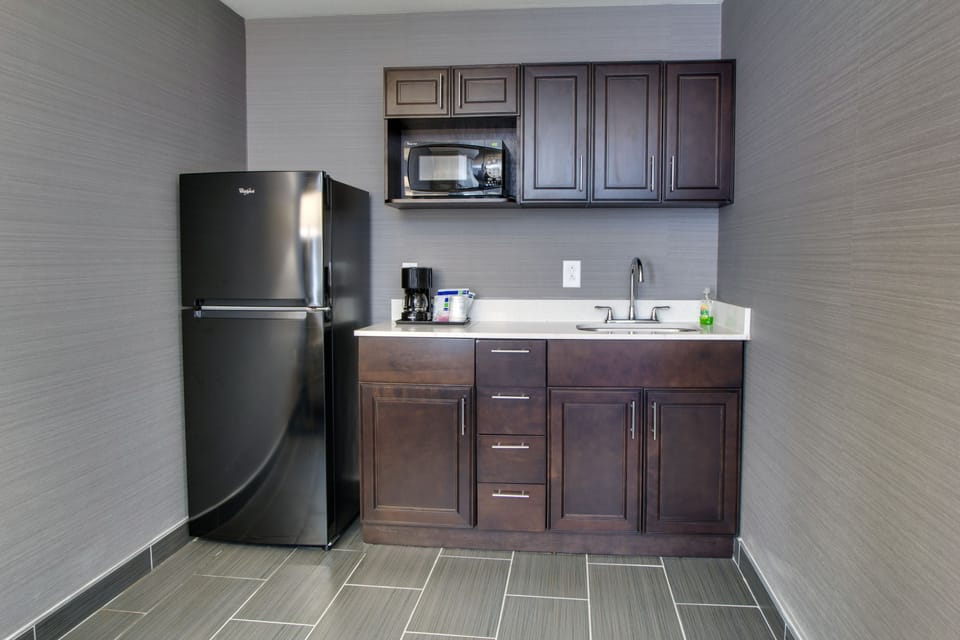 Room, 1 Bedroom, Accessible (Accessible Tub) | Desk, iron/ironing board, free cribs/infant beds, rollaway beds