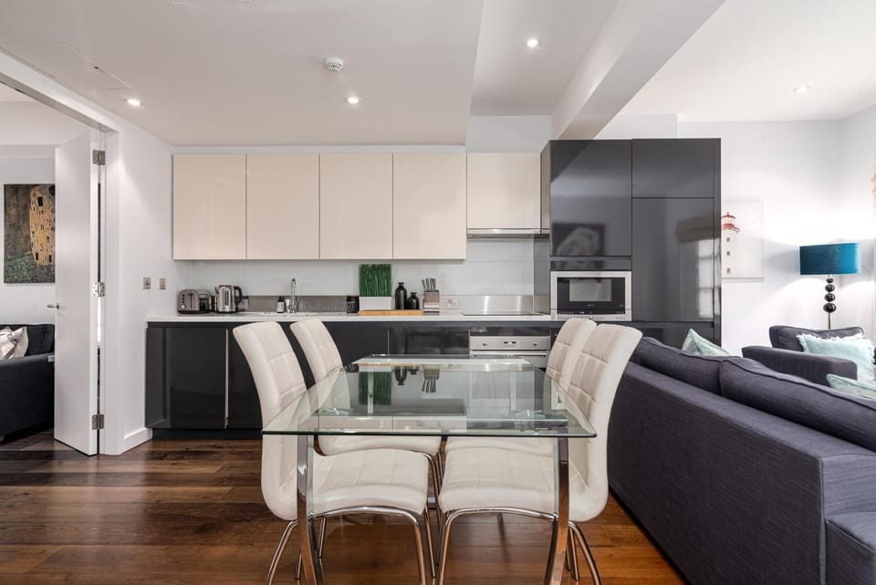 Apartment (3 Bedrooms) | Private kitchen | Microwave, oven