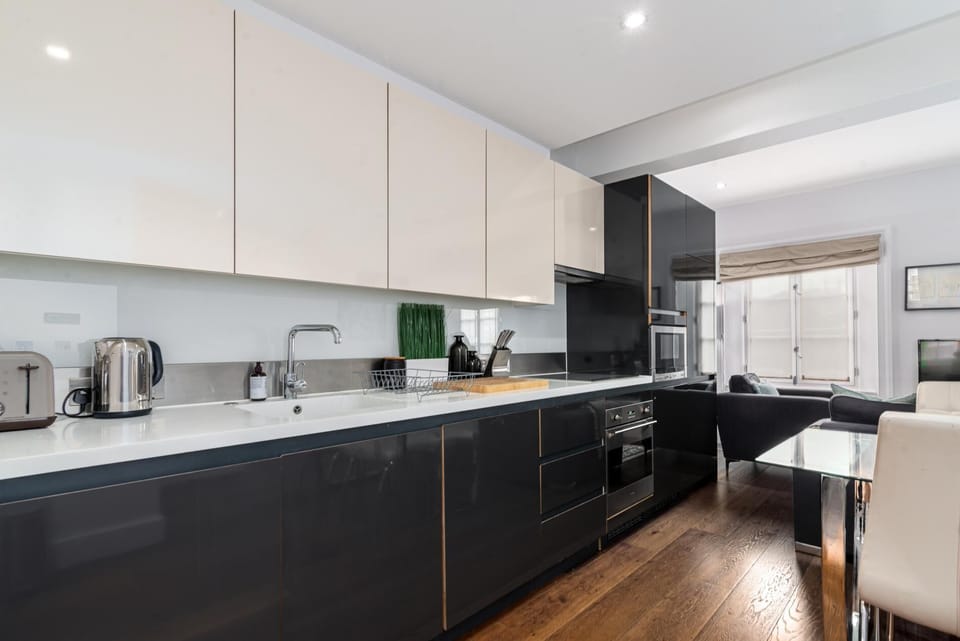 Apartment (3 Bedrooms) | Private kitchen | Microwave, oven