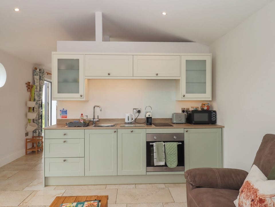 Cottage | Private kitchen | Fridge, dishwasher, electric kettle, toaster