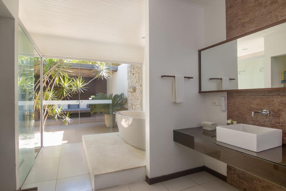 Chalet, Bathtub (Piscina Privativa, Bem-Te-Vi) | Bathroom | Shower, free toiletries, hair dryer, towels