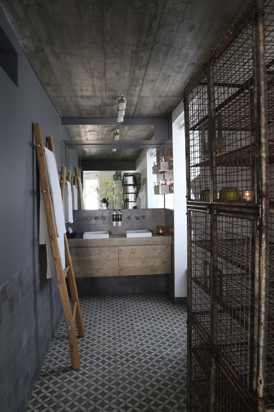 Royal Studio Suite | Bathroom | Shower, rainfall showerhead, hair dryer, bathrobes