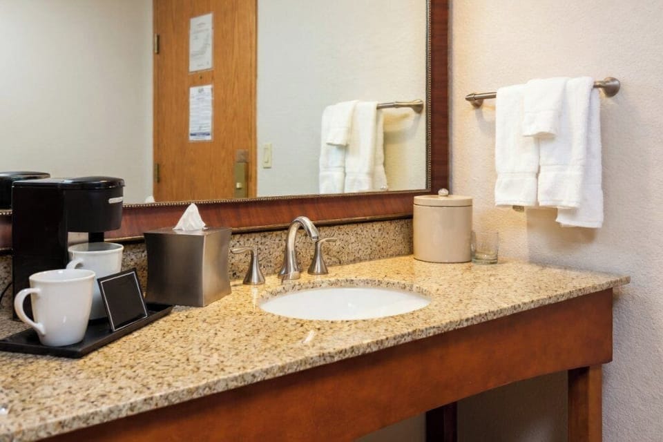 Combined shower/tub, free toiletries, hair dryer, towels