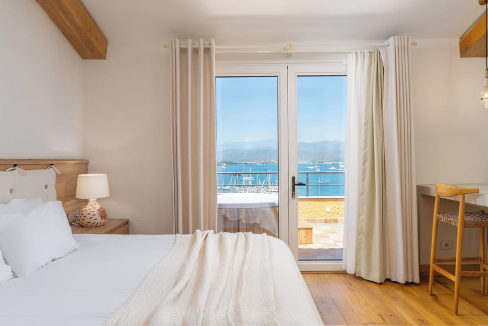 Mandarin House (Annex) Loft Suit & Terrace Jacuzzi NO ELEVATOR | Egyptian cotton sheets, premium bedding, pillowtop beds, minibar