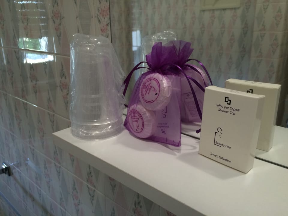 Superior Twin Room | Bathroom amenities | Shower, free toiletries, hair dryer, bidet