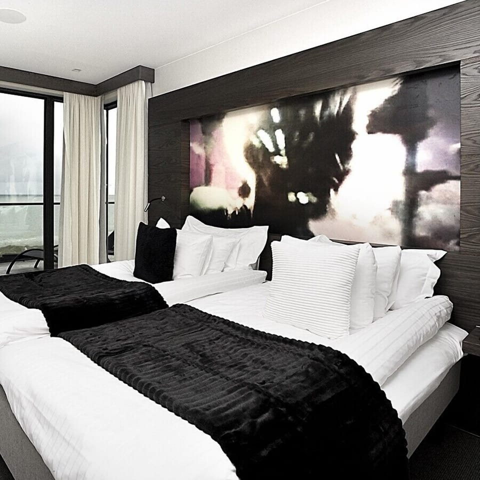 Deluxe Twin Room | Minibar, in-room safe, desk, laptop workspace