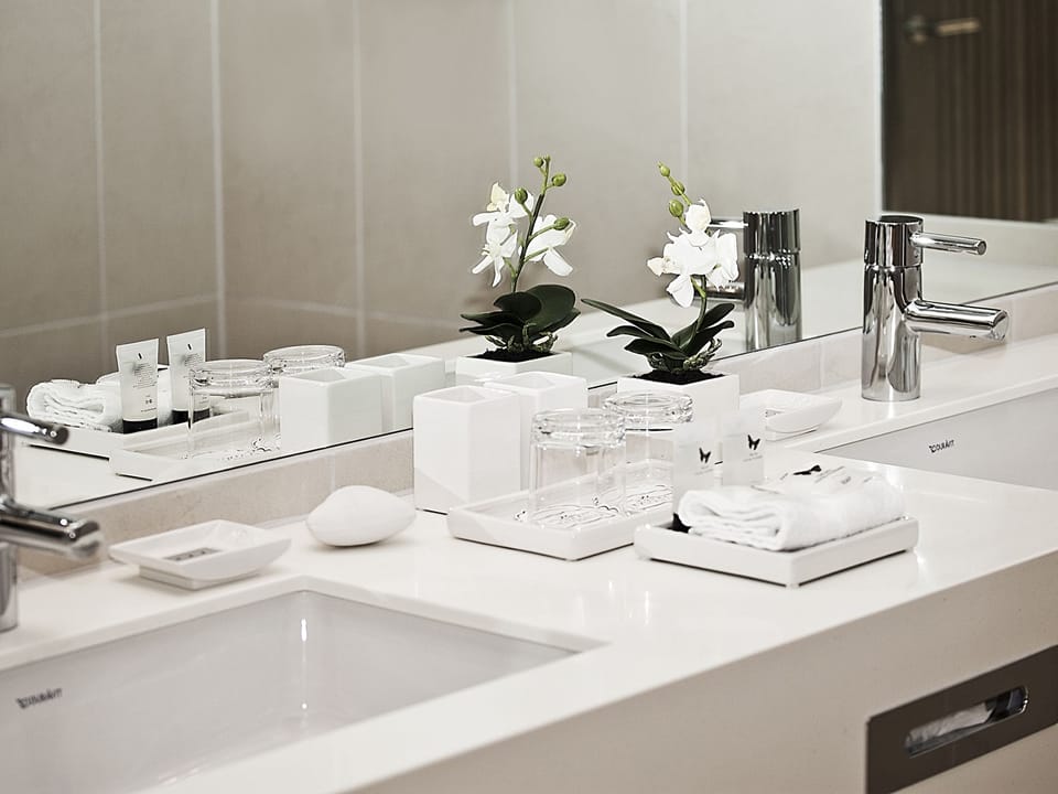 Deluxe Twin Room | Minibar, in-room safe, desk, laptop workspace