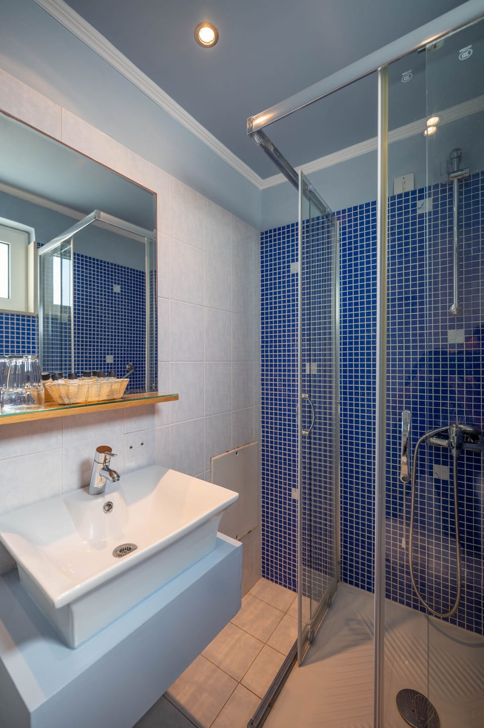 Standard Double or Twin Room | Bathroom | Free toiletries, hair dryer, towels